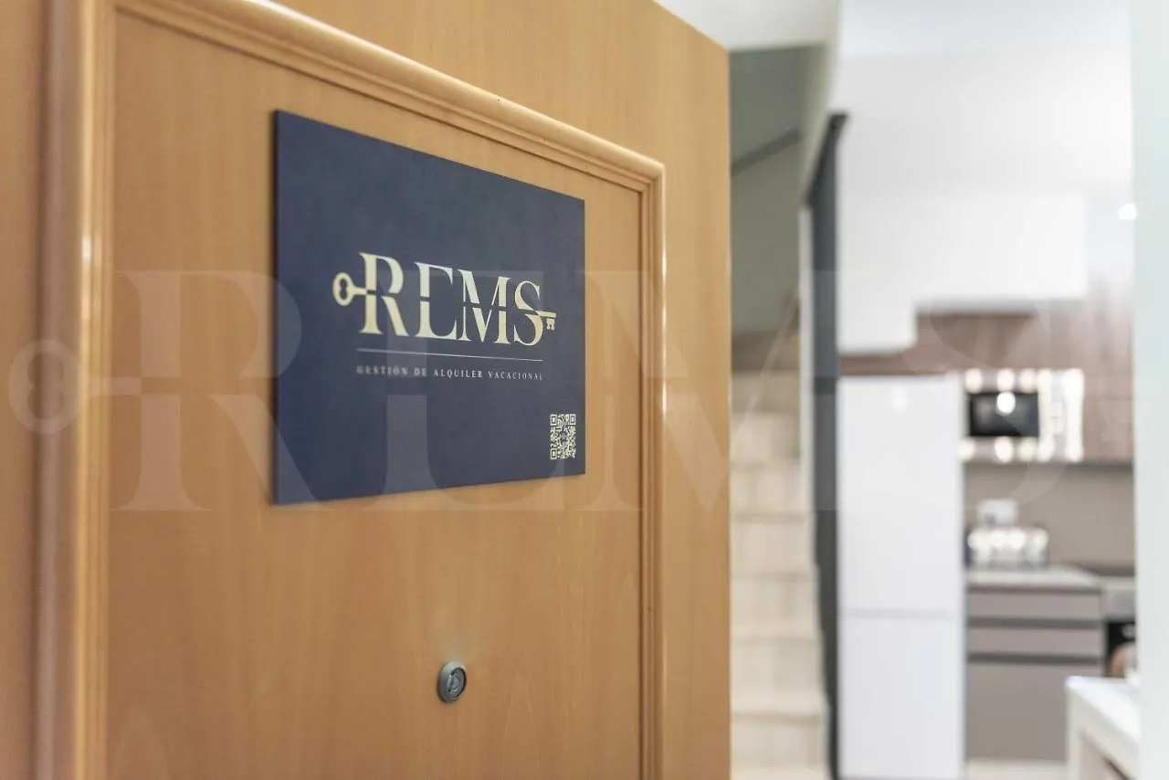 Lovely Duplex With Private Parking Near City Center By Rems Málaga 0*,  España